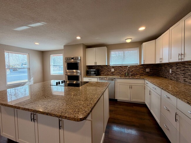 Foto del edificio - Spacious SINGLE-LEVEL 3 Bed / 3 Bath – NEW Carpet, Marble Counters & Fenced Yard