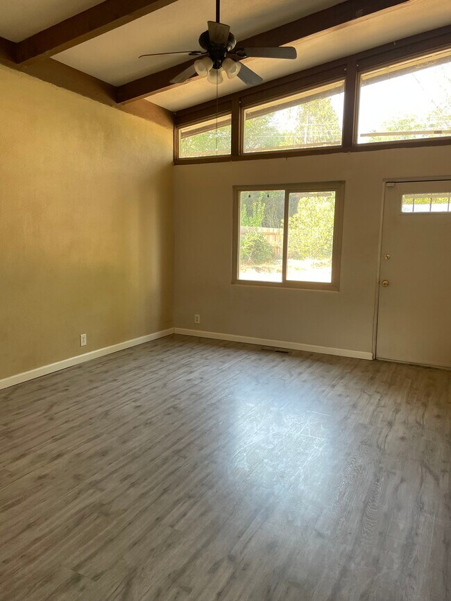 Foto del edificio - 1004 Bryant Ave