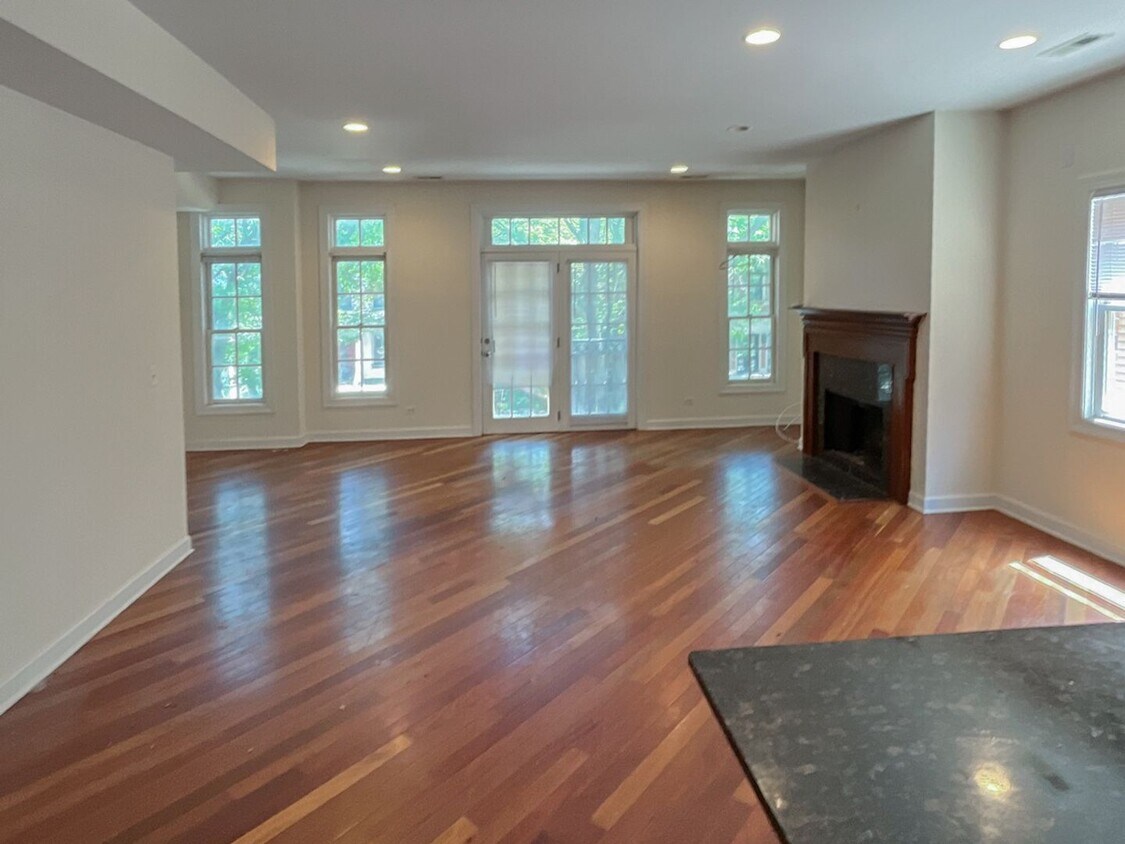 Foto principal - 3110 N Racine Ave