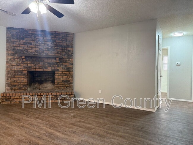 Building Photo - 112 W Austin St