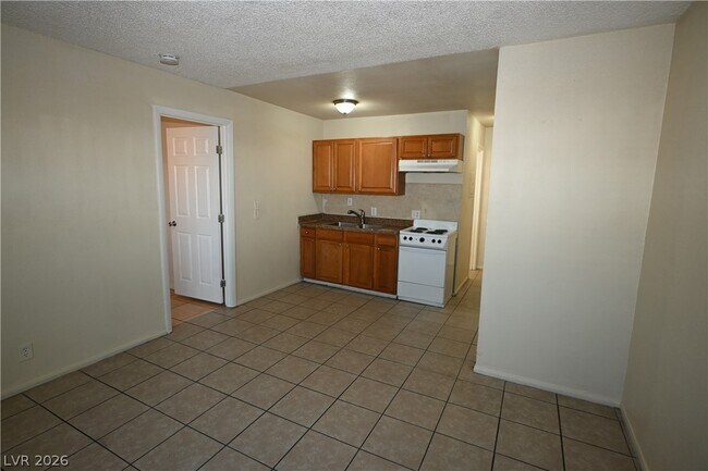 Building Photo - 3021 E Carey Ave