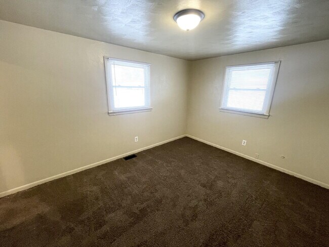 Building Photo - 5 Bedroom with a Bonus family/Tv Room