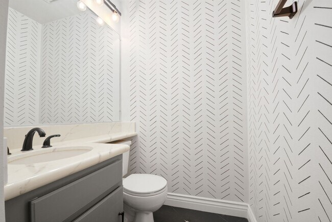 Foto del edificio - Modern 3BD 2.5BA Townhome with Vaulted Ceilings, Private Pergola Patio, and One-Car attached Garage