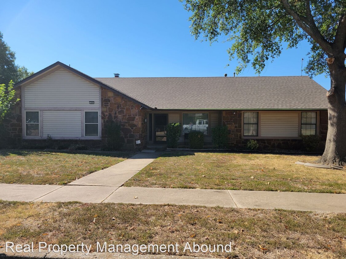 Primary Photo - 4 br, 2.5 bath House - 300 S Hemlock Ave W