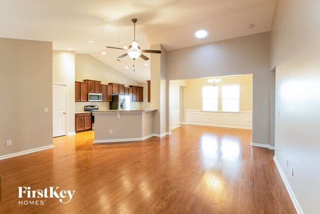 Foto del edificio - 647 Redbud Ln