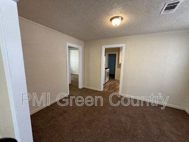 Building Photo - 2432 N Quincy Ave