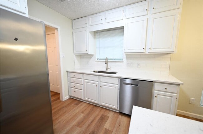 Foto del edificio - 9715 Oak Hollow Dr