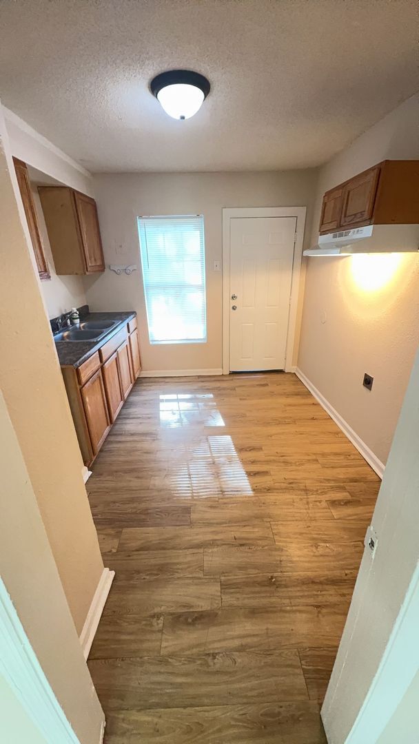 Building Photo - Charming 2 Bedroom Duplex in Midtown Memphis!