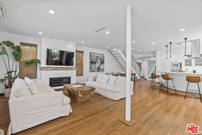 Foto del edificio - 818 Crestmoore Pl