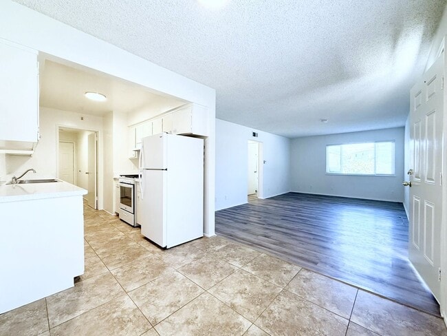 Building Photo - Single Level Duplex!