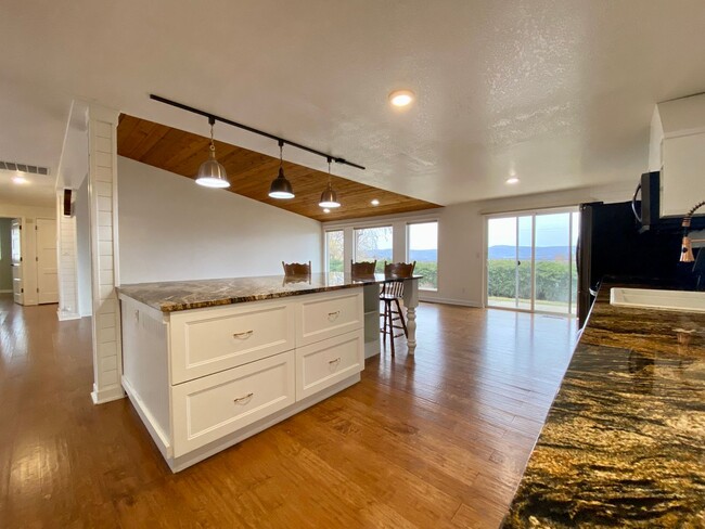 Building Photo - West Valley Home with Stunning Views