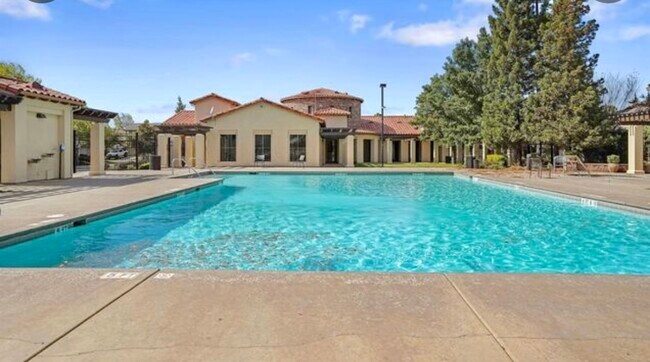 Building Photo - 1748 Dornie Cir