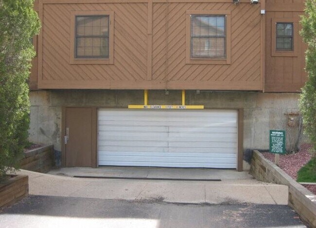 Foto del edificio - 2 Bedroom Condo For Rent at Gold Run near ...