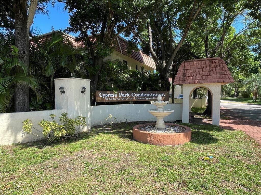 Foto principal - 134 S Cypress Rd