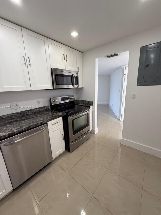 Building Photo - 3475 N Country Club Dr