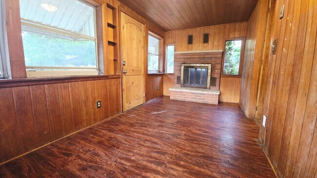 Foto del edificio - 3 Bedroom 1 Bath House with Detached Garage