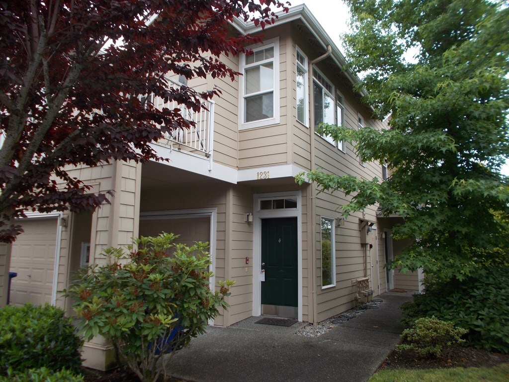 Primary Photo - Beautiful Top Floor 2BR 2BA Corner Unit in...