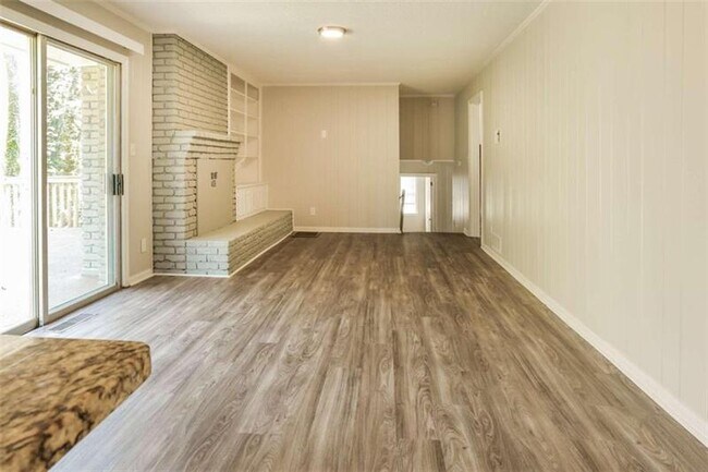Building Photo - 2644 Club Valley Dr NE
