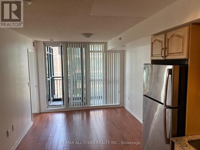 Photo du bâtiment - 830-1830 Lawrence Ave W