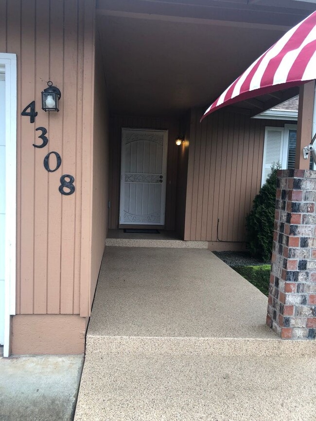 Building Photo - Spacious 3-bedroom, 2 bath home in SE Albany