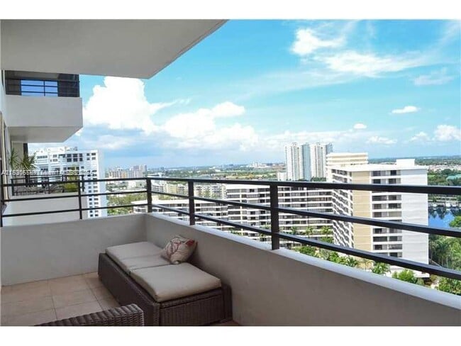 Building Photo - 2500 Parkview Dr