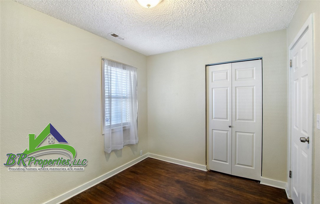 Second bedroom with hardwood floors and closet - 1451 E 34th St