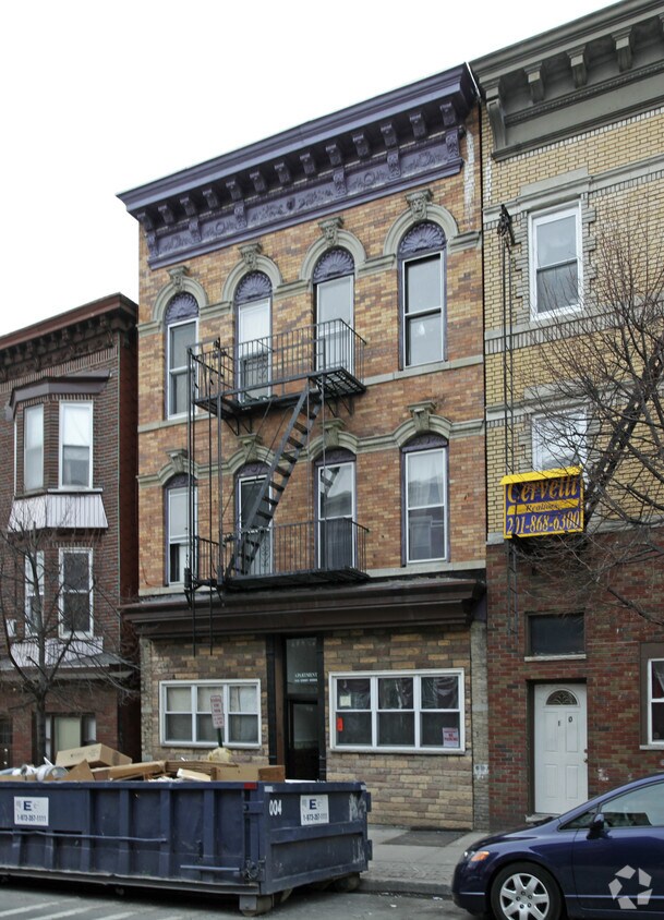 Building Photo - 1605 Summit Ave