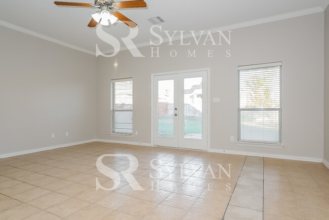 Building Photo - Your dream home awaits!