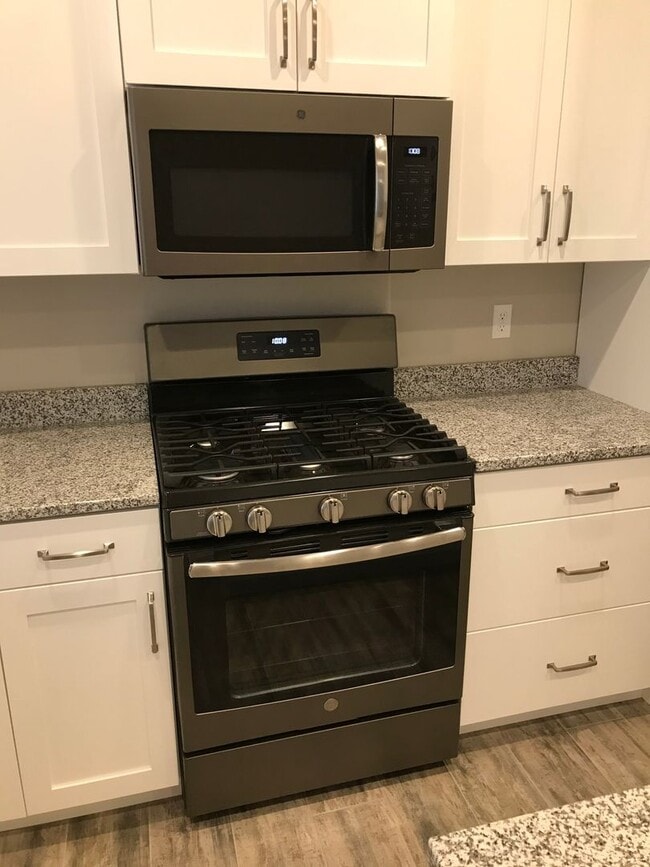 Foto del edificio - Beautiful 1,735 sq. ft. townhome featuring 3 bedrooms and 2.5 bathrooms!