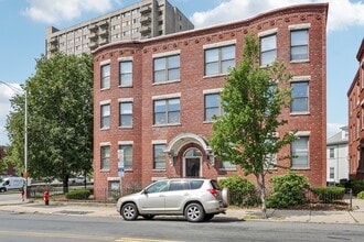 Building Photo - 550 Main St