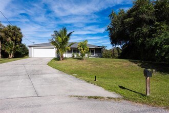 Building Photo - 8007 Royal Ct
