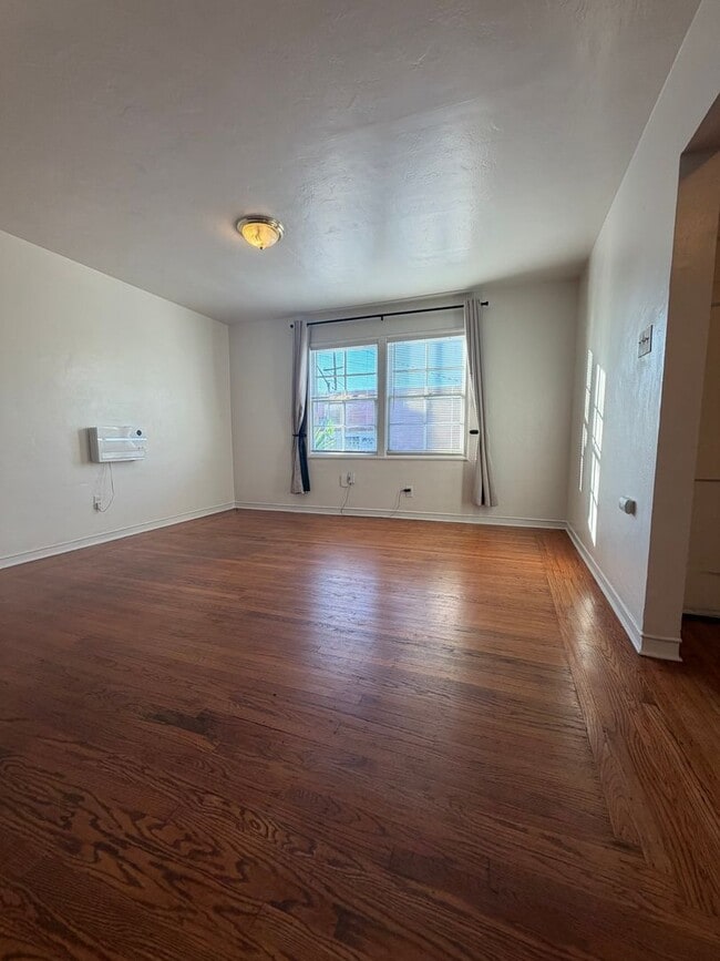 Building Photo - 1 Bed / 1 Bath Apartment – South Berkeley | Parking & Utilities Included Prime Location