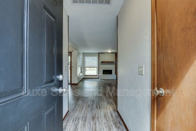 Building Photo - 1705 N Gleason Ave