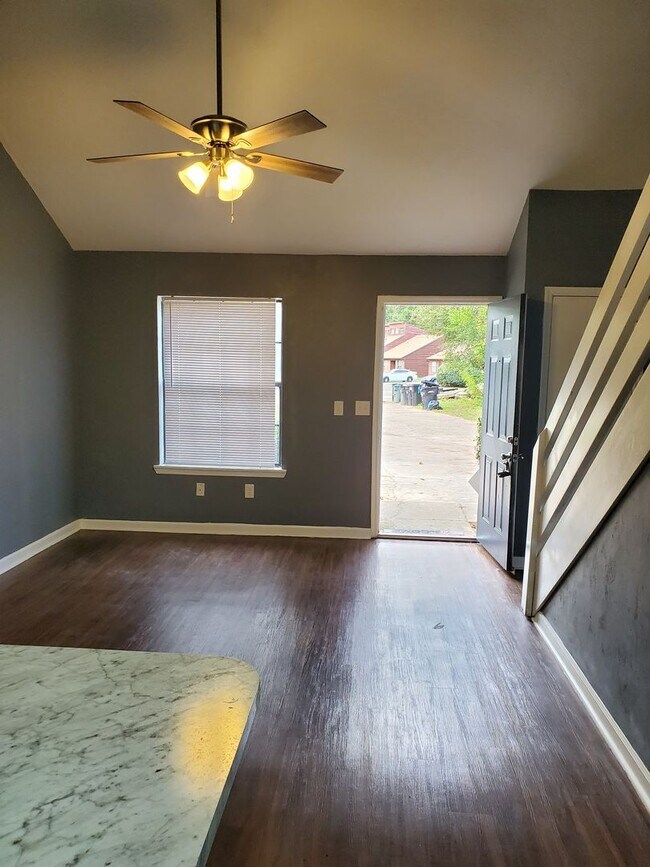 Building Photo - Dual Suite Comfort: 2BR/2BA Townhouse with Washer/Dryer Included