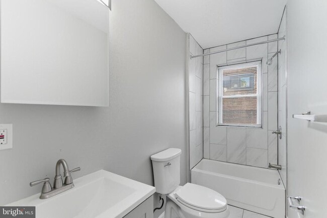 Building Photo - 2528 Collins St