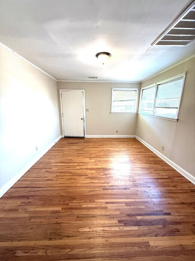 Foto del edificio - ** 3 bed 1 bath located in Highland Garden...