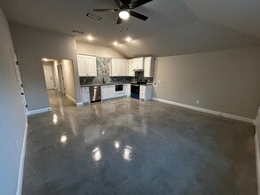 Building Photo - 10036 W Hwy 199