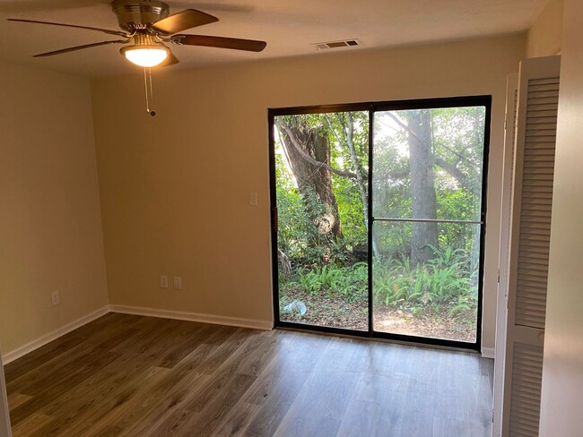 Building Photo - Perfect 1 Bedroom 1.5 Bathroom Townhome! N...