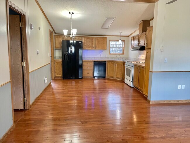 Building Photo - 163 Warren Hill Rd