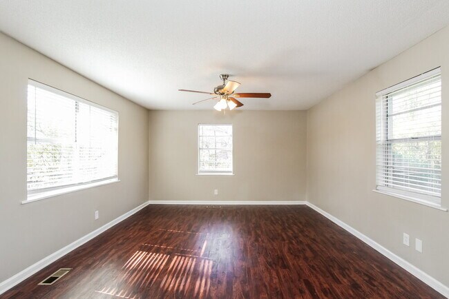 Building Photo - 3117 Parkwood Rd