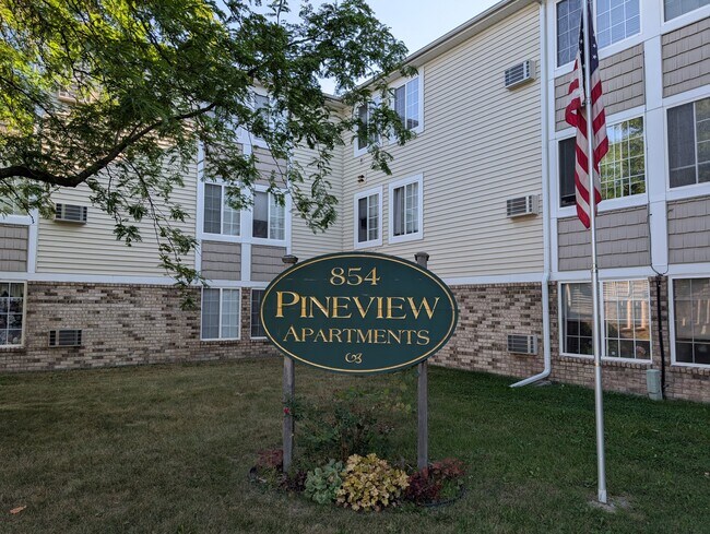 Letrero de entrada - Pineview Apartments (55 and older community)