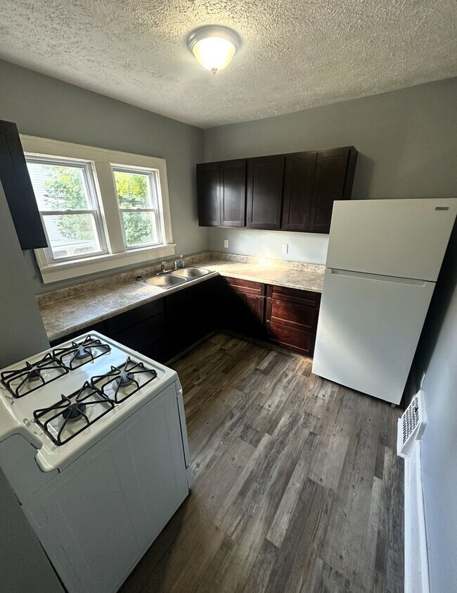 Foto del edificio - 4 Bed / 1 Bath Updated Floors & First-Floor Bedroom!