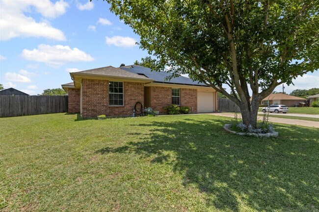 Building Photo - Welcome to this inviting 3-bedroom, 2-bath...