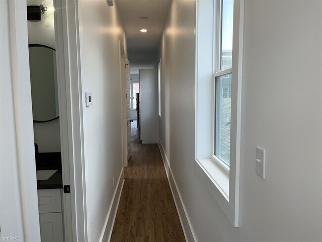 Building Photo - 2 br, 1.5 bath Duplex - 1662 North Tonti S...
