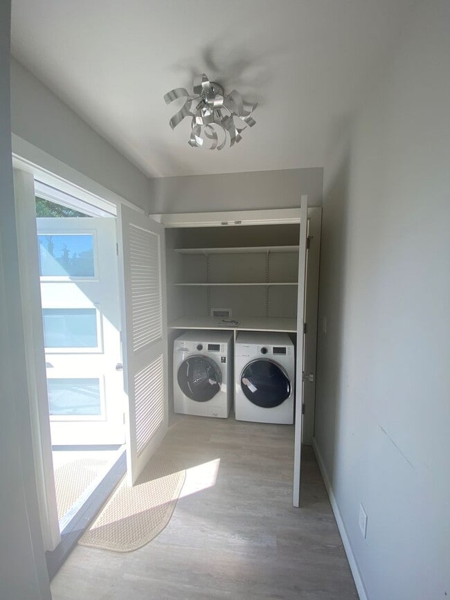 Building Photo - 301 Lacour Way