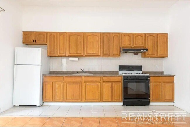 Foto del edificio - Large Renovated 1-Bedroom with Private Balcony in Prime East Williamsburg