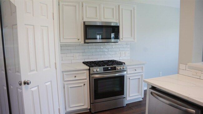 Foto del edificio - 3915 Summerfield Dr