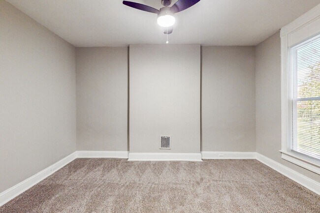 Foto del edificio - Finished Basement & Fenced Backyard!