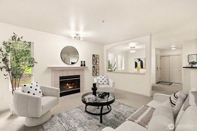 Building Photo - Beautiful 3 Bedroom 2 Bath Condo Newport Way Issaquah