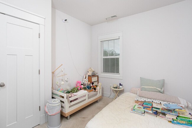 Foto del edificio - Stunning 4 bedroom, 2.5 bath with NEW CARP...